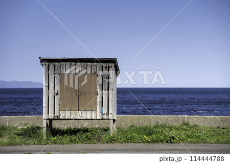 北海道の海岸のごみ捨て場 114444788