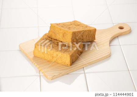 キッチンに置いた厚揚げで今日はどんなつまみにしようかな? キッチンに置いた厚揚げで今日はどんなつまみにしようかな? 114444901