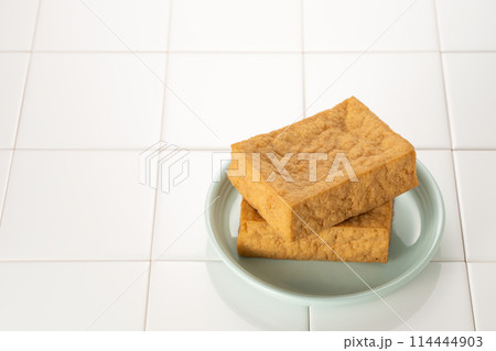 キッチンに置いた厚揚げで今日はどんなつまみにしようかな？ 114444903