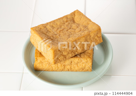 キッチンに置いた厚揚げで今日はどんなつまみにしようかな？ 114444904