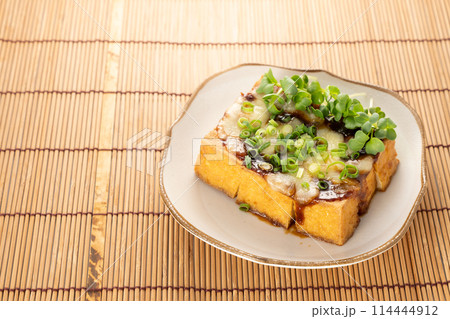 簡単な厚揚げの味噌チーズ焼き　うまいよ～ 114444912