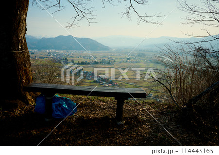 六万騎山から見た南魚沼市の景色 114445165