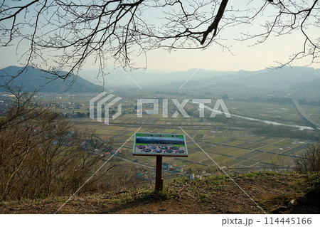 六万騎山から見た南魚沼市の景色 114445166