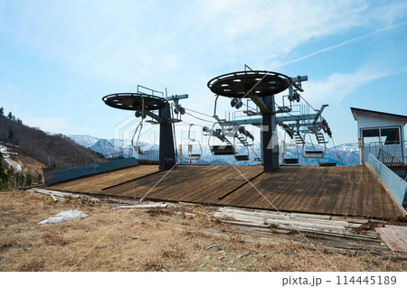 オフシーズンのリフト乗り場 114445189