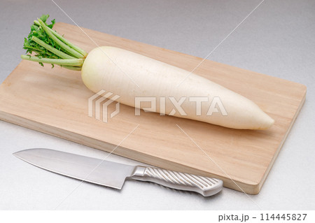 まな板の上の大根と包丁 114445827