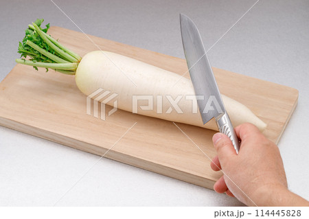 まな板の上の大根と包丁 114445828