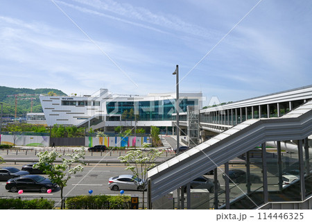 地下鉄8号線、南慰礼駅の駅舎【韓国城南市】 114446325