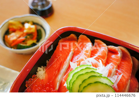 テカポ湖にある湖畔レストランで食べられるサーモン丼 114446676