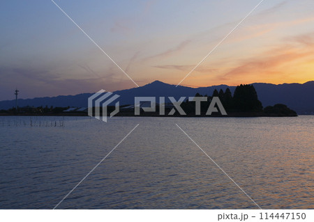 琵琶湖の夕暮れ 114447150