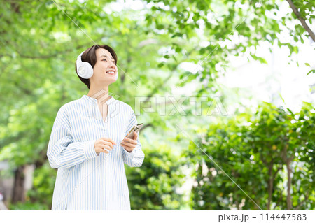 音楽を聴く女性 音楽を聴く女性 114447583