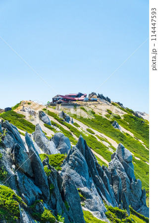夏の燕岳登山(燕山荘~燕岳山頂:燕山荘を望む) 夏の燕岳登山(燕山荘~燕岳山頂:燕山荘を望む) 114447593