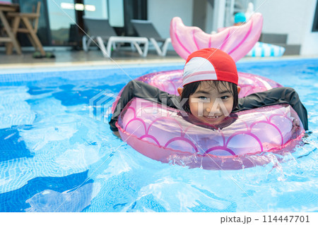 プール　スイミング　子供の写真 114447701