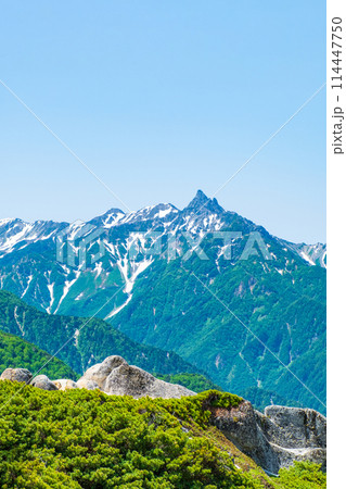 夏の燕岳登山（燕山荘～燕岳山頂：槍ヶ岳を望む） 114447750