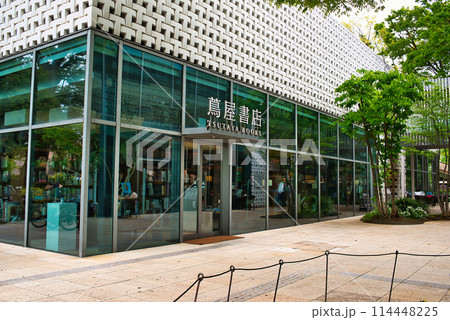 東京渋谷区　新緑の代官山T-SITE付近の風景 114448225