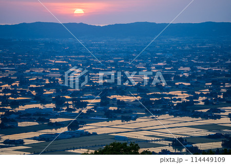 夜を迎えた散居村の景色を展望広場より撮影|富山県砺波市 夜を迎えた散居村の景色を展望広場より撮影|富山県砺波市 114449109