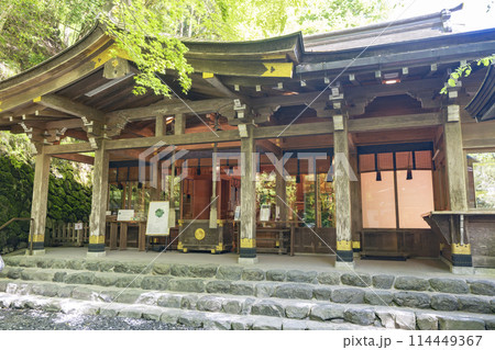 新緑の貴船神社本宮　拝殿と本殿 114449367
