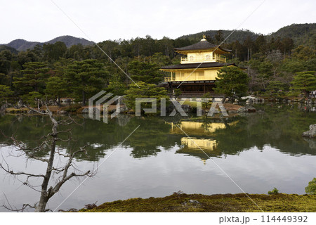 金閣寺（鹿苑寺）舎利殿と鏡湖池 114449392