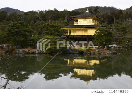 金閣寺（鹿苑寺）舎利殿と鏡湖池 114449393