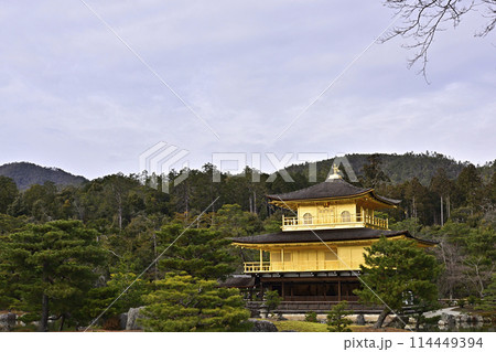 金閣寺（鹿苑寺）舎利殿と鏡湖池 114449394