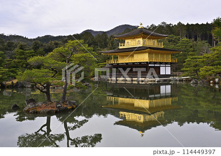 金閣寺（鹿苑寺）舎利殿と鏡湖池 114449397
