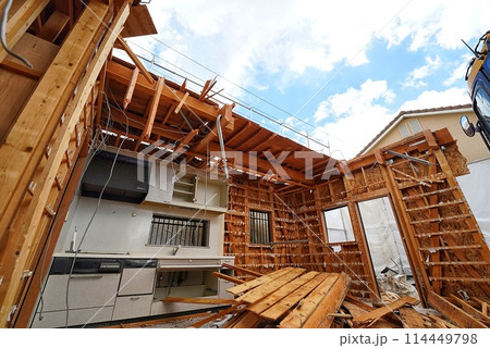建て替えで解体工事をしている住宅 114449798