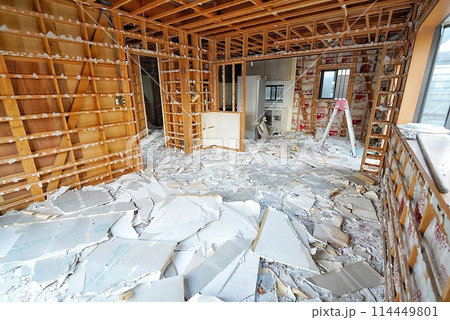 建て替えで解体工事をしている住宅 114449801