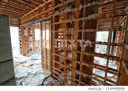 建て替えで解体工事をしている住宅 114449806