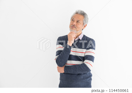 考えるシニア男性 114450061