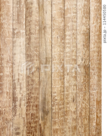 皮を荒削りした薄茶色の表面の板壁の縦長の背景画像 114450580