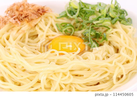 釜玉ラー　釜揚げ　玉子　ラーメン　醤油で食べる　クローズアップ 114450605