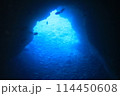 海中洞窟の中から差し込む光 114450608