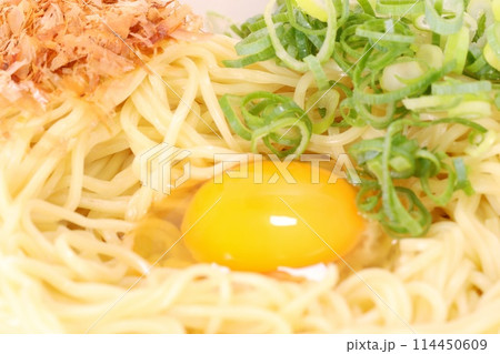 釜玉ラー 釜揚げ 玉子 ラーメン 醤油で食べる クローズアップ 釜玉ラー 釜揚げ 玉子 ラーメン 醤油で食べる クローズアップ 114450609
