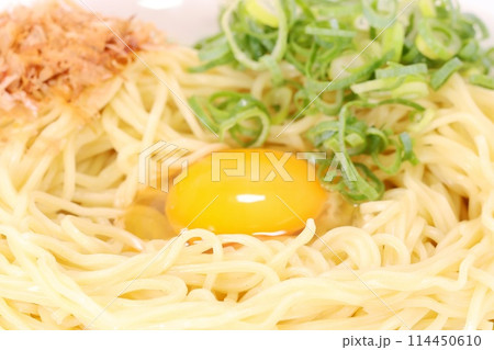 釜玉ラー　釜揚げ　玉子　ラーメン　醤油で食べる　クローズアップ 114450610
