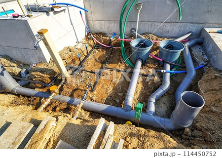 基礎工事が始まった工事現場の水道設備 114450752