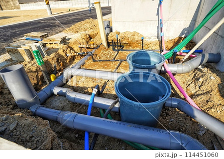 基礎工事が始まった工事現場の水道設備 基礎工事が始まった工事現場の水道設備 114451060