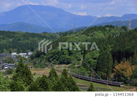 恵那山をバックに新緑の中央本線を走る315系普通列車 恵那山をバックに新緑の中央本線を走る315系普通列車 114451368