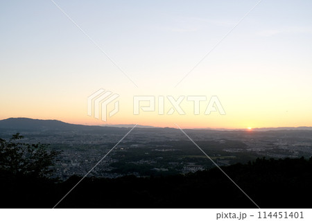 奈良県奈良市_若草山からの夕日9_2023年7月 奈良県奈良市_若草山からの夕日9_2023年7月 114451401