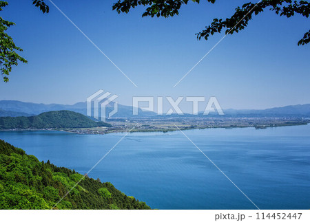 滋賀県長浜市、つづら尾崎展望台から見える奥琵琶湖の初夏の風景 滋賀県長浜市、つづら尾崎展望台から見える奥琵琶湖の初夏の風景 114452447
