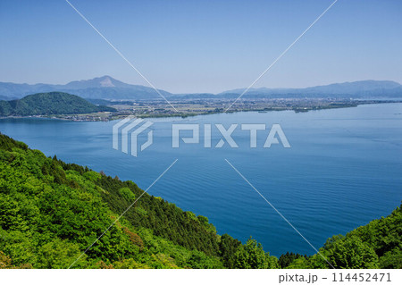 滋賀県長浜市、つづら尾崎展望台から見える奥琵琶湖の初夏の風景 滋賀県長浜市、つづら尾崎展望台から見える奥琵琶湖の初夏の風景 114452471