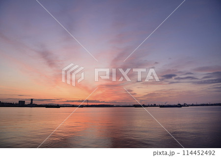 日の出の風景 114452492
