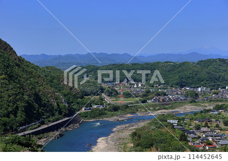 御嶽山をバックに新緑の日本ライン木曽川に沿って走る特急ひだ 114452645