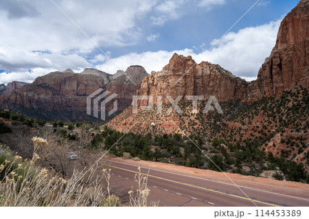 切り立った岩山が連なる 岩の芸術の宝庫 ザイオン国立公園 切り立った岩山が連なる 岩の芸術の宝庫 ザイオン国立公園 114453389