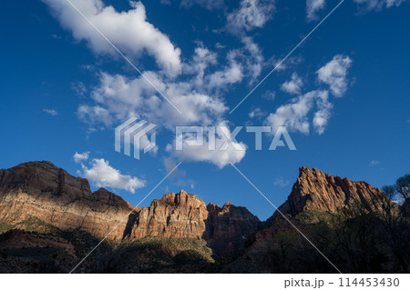 切り立った岩山が連なる 岩の芸術の宝庫 ザイオン国立公園 切り立った岩山が連なる 岩の芸術の宝庫 ザイオン国立公園 114453430