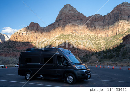 切り立った岩山が連なる 岩の芸術の宝庫　ザイオン国立公園 114453432
