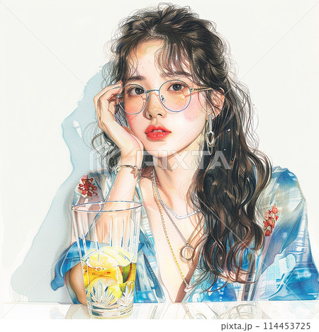 カクテルを飲む女性 114453725