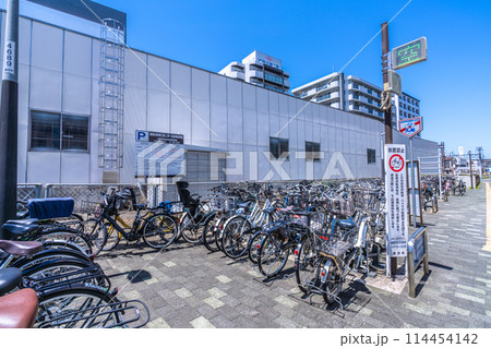 日本の藤沢都市景観 湘南台駅東口路上第1自転車駐車場などを望む 日本の藤沢都市景観 湘南台駅東口路上第1自転車駐車場などを望む 114454142