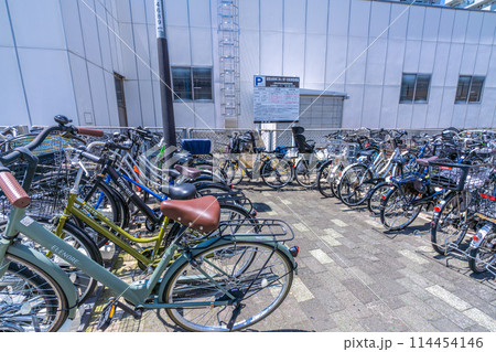 日本の藤沢都市景観 湘南台駅東口路上第1自転車駐車場などを望む 114454146