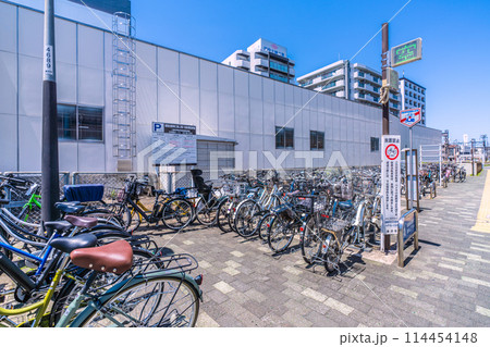 日本の藤沢都市景観 湘南台駅東口路上第1自転車駐車場などを望む 日本の藤沢都市景観 湘南台駅東口路上第1自転車駐車場などを望む 114454148