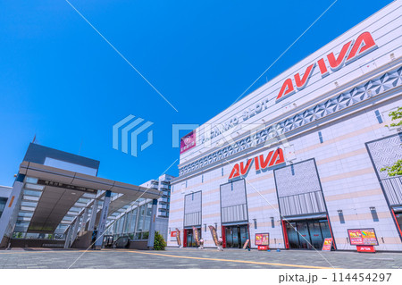 日本の藤沢都市景観 湘南台駅出入口（地下鉄・小田急・相鉄線）などを望む 114454297