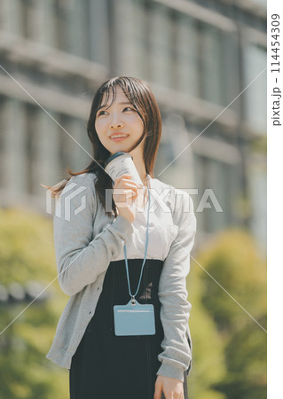 オフィス街を歩くランチ外出中の働く女性 114454309